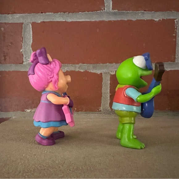Disney Muppets Muppet Babies PVC Figure Kermit The Frog Miss Piggy Rock N Roll - Picture 2 of 5